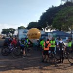 Além de dicas de segurança os ciclistas receberam suco e água mineral além de squeezes