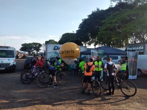 Além de dicas de segurança os ciclistas receberam suco e água mineral além de squeezes