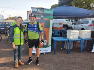 Além de dicas de segurança os ciclistas receberam suco e água mineral além de squeezes