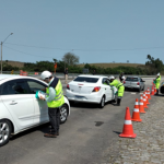 Orientação, entrega de panfletos e entrega de lixocar