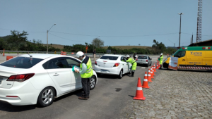 Orientação, entrega de panfletos e entrega de lixocar