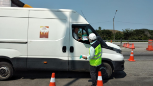 Orientação, entrega de panfletos e entrega de lixocar