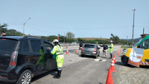 Orientação, entrega de panfletos e entrega de lixocar