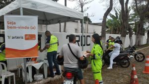 Orientação e entrega de panfleto