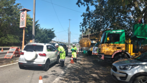 Orientação, entrega de panfleto e lixocar