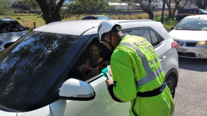 Orientação, entrega de panfleto e lixocar