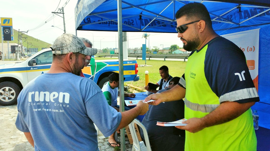 Entrega de panfleto e orientações