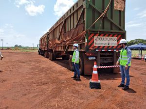 Técnico de segurança no trabalho, Vanderlei e supervisor de tráfego, Rodrigo - demonstração de sinalização e procedimentos