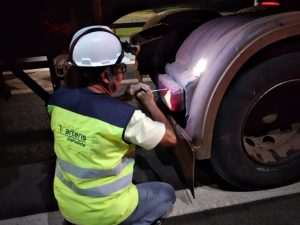 Os veículos também receberam atenção quanto a troca de lâmpadas queimadas e a importância de manter a sinalização em dia e limpa para aumentar a visibilidade