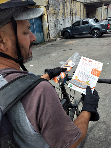 Entrega de folder, brinde e orientação sobre uma travessia segura e correta