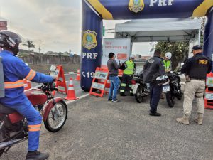 Instalação de antena corta pipa e higienização de capacetes.