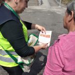 ENTREGA DE FOLDER EDUCATIVO E ORIENTAÇÃO SOBRE UMA TRAVESSIA SEGURA