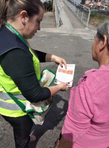 ENTREGA DE FOLDER EDUCATIVO E ORIENTAÇÃO SOBRE UMA TRAVESSIA SEGURA