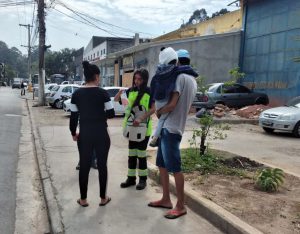 ENTREGA DE FOLDER EDUCATIVO E ORIENTAÇÃO SOBRE UMA TRAVESSIA SEGURA