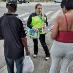 ENTREGA DE FOLDER EDUCATIVO E ORIENTAÇÃO SOBRE UMA TRAVESSIA SEGURA