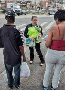 ENTREGA DE FOLDER EDUCATIVO E ORIENTAÇÃO SOBRE UMA TRAVESSIA SEGURA