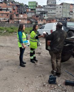 ENTREGA DE FOLDER EDUCATIVO E ORIENTAÇÃO SOBRE UMA TRAVESSIA SEGURA