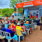 Apresentação teatral para o público presente.