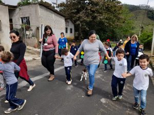 Caminhada educativa em comemoração ao Dia do Pedestre.