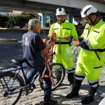 Orientações, entrega de antena, panfleto, lanterna e colete refletivo