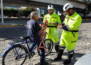 Orientações, entrega de antena, panfleto, lanterna e colete refletivo