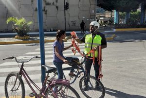 Orientação, entrega de panfletos e colete refletivo