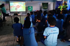 Alunos assistindo apresentação