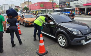 Orientação, distribuição de folders e lixocar