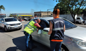 Orientação e entrega de panfletos e Lixocar