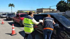 Orientação e entrega de panfletos e Lixocar