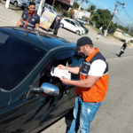 Paulo Leite, secretário de transporte de Itaboraí, fazendo orientação