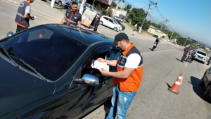 Paulo Leite, secretário de transporte de Itaboraí, fazendo orientação