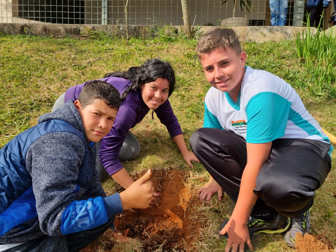 FERNÃO DIAS - JUNHO VERDE: PLANTIO DE MUDAS DE ÁRVORES NAS ESCOLAS DE SÃO GONÇALO DO SAPUCAÍ