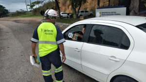 Orientação, entrega de panfletos e lixocar