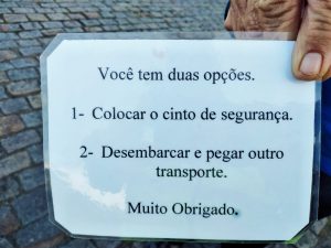 Mensagem que um motorista de ônibus tem na entrada do veículo.