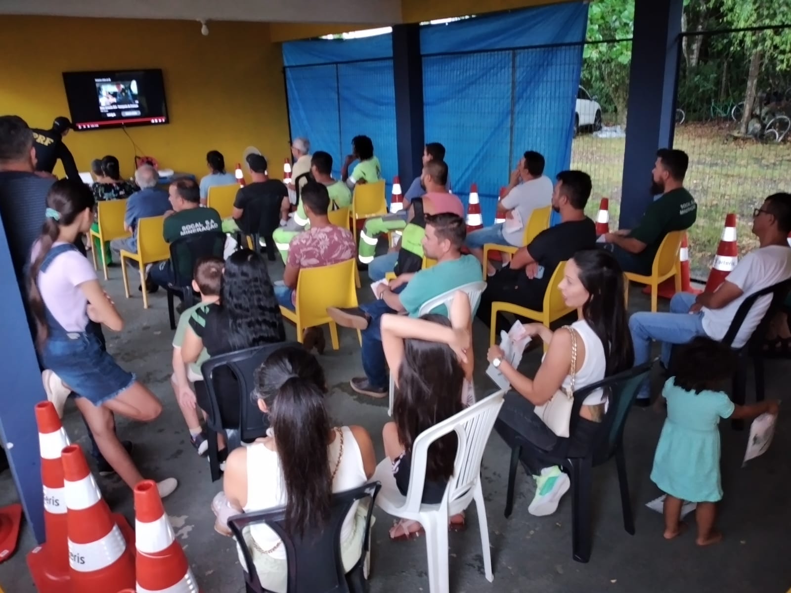 Motoristas e passageiros recebendo orientações.