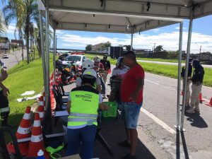 Higienização e instalação de adesivo refletivo nos capacetes.