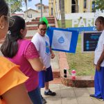 Alunos explicando sobre o ciclo da água.