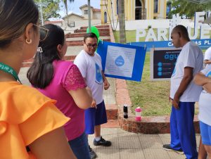 Alunos explicando sobre o ciclo da água.