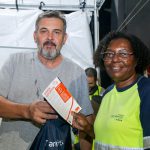 Entrega de brinde com kit lanche e panfleto com orientações.