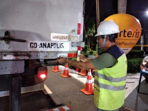 Ação educativa para caminhoneiros - troca de lâmpadas, exame básico com equipe do resgate, orientações sobre trânsito seguro com equipe da concessionária