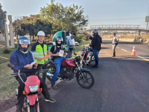 Ação educativa sobre segurança no trânsito para motociclistas - equipe da ViaPaulista e PMRV