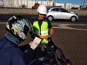 entrega de folhetos educativos, antenas corta pipa e redinhas aranha