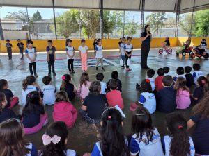 Dia de festa e muita atividade educativa em comemoração ao dia do pedestre na CMEITI Profa. Iracema em Brodowski