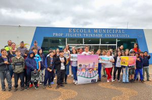 Iniciativa da EM Julieta de Taquarituba - Passeata, PitStop do Trânsito e entrega de material educativo