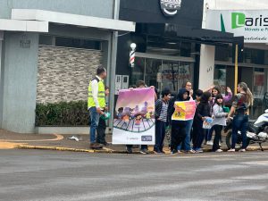 Iniciativa da EM Julieta de Taquarituba - Passeata, PitStop do Trânsito e entrega de material educativo