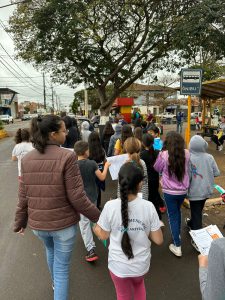 Iniciativa da EM Julieta de Taquarituba - Passeata, PitStop do Trânsito e entrega de material educativo