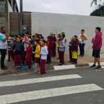 Caminhada educativa com os alunos.