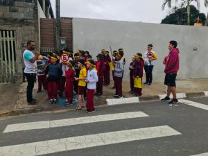 Caminhada educativa com os alunos.