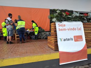 Orientações e entrega de panfleto.